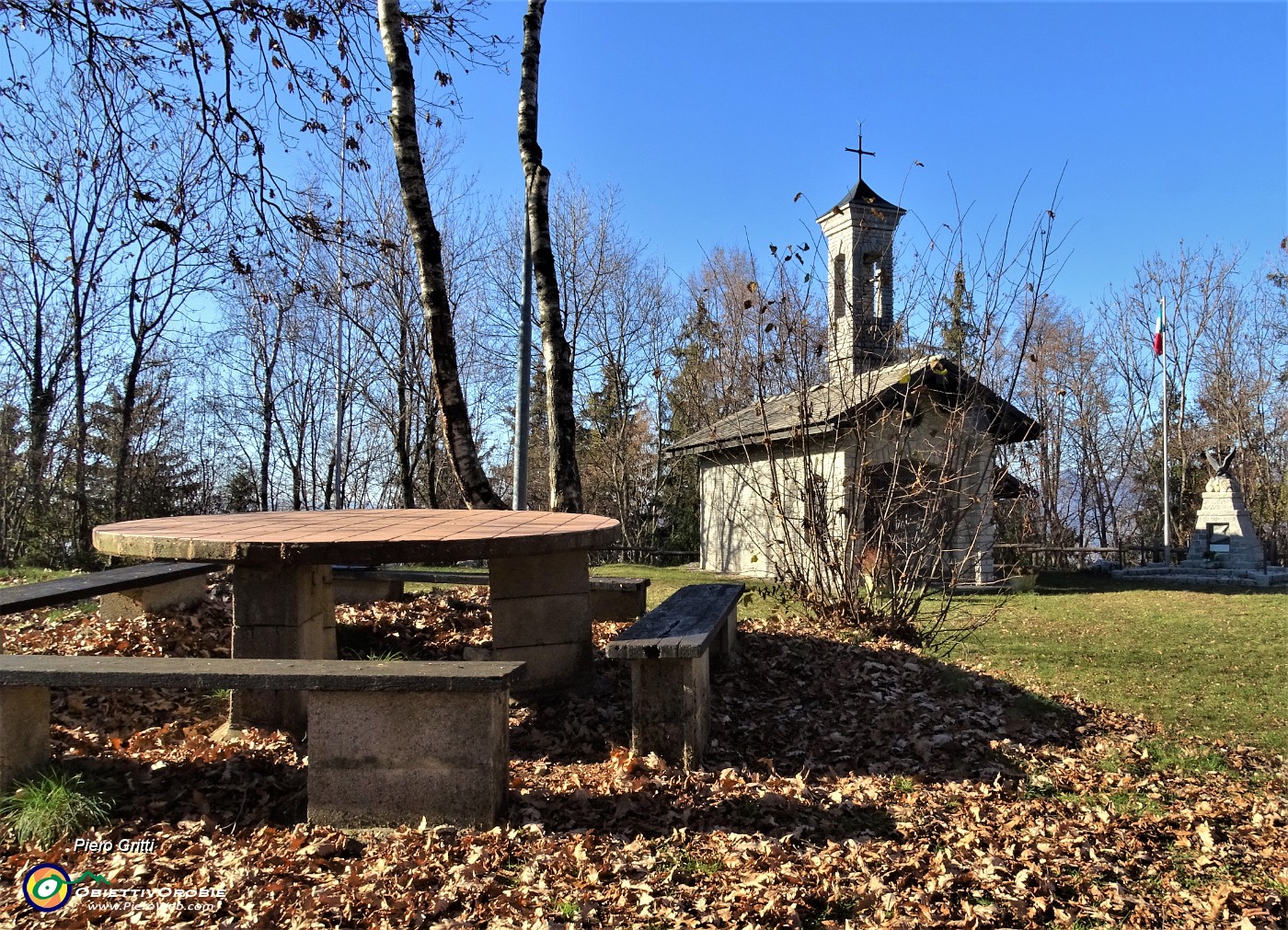 05 Alla Chiesetta Alpina  al Monte Castello (1089 m) meta raggiunta pranzetto al sacco e relax.JPG